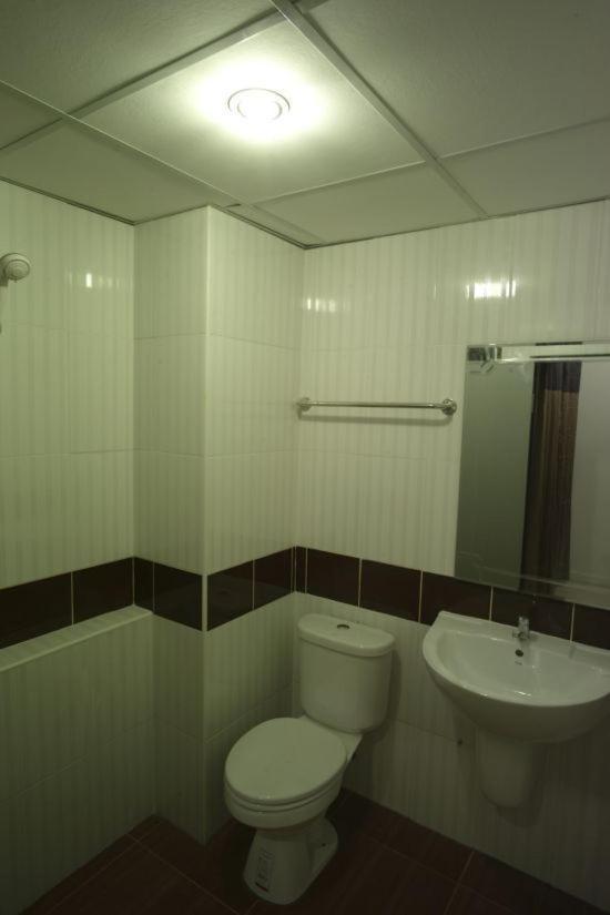 Sukontha Mansion Hotel Накхон Патом Екстериор снимка